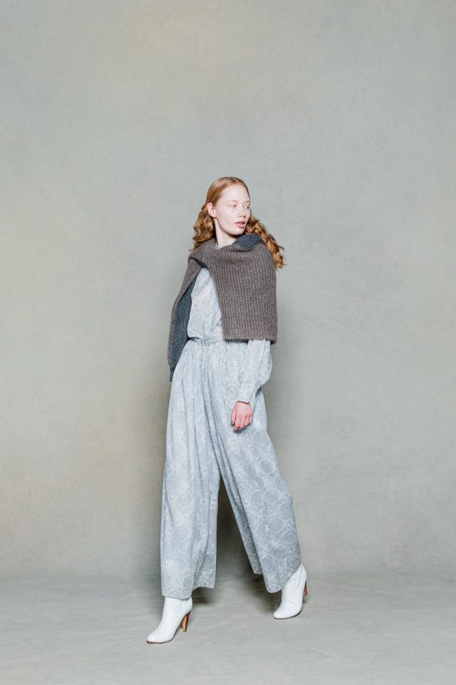 <h6>KNIT 049_ash-grey<br />
BLOUSE 069_grey<br />
PANTS 079_grey</h6>
