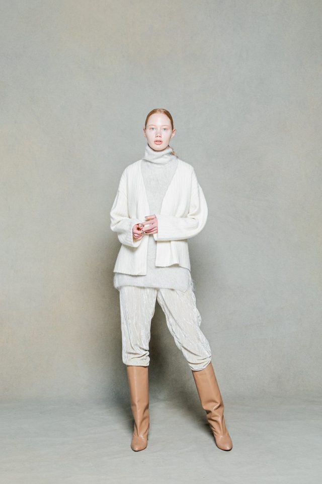 <h6>KNIT 058_natural<br />
KNIT 045_light grey<br />
PANTS 078_ecru</h6>
