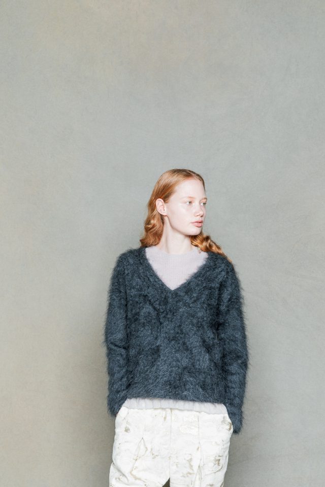 <h6>KNIT 027_charcoal<br />
KNIT 057_light grey<br />
PANTS 077_ow</h6>
