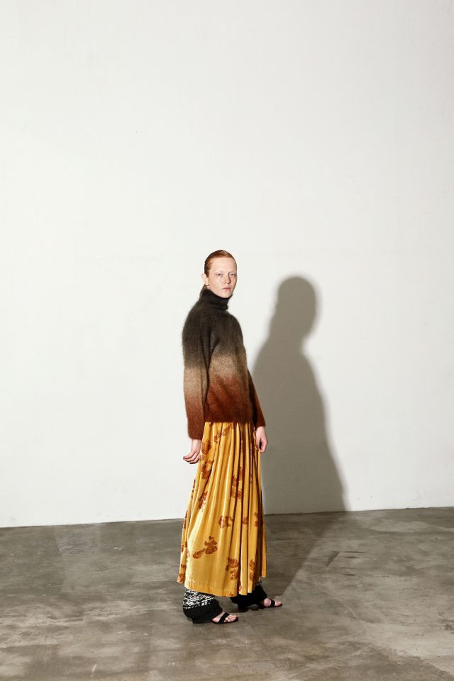 <h6>KNIT 047_BORDEAUX×RED<br />
SKIRT 049_OCRE×BROWN</h6>
