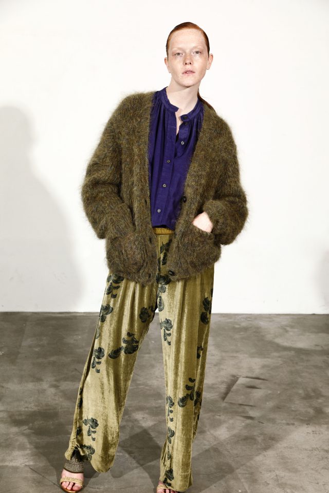 <h6>KNIT 082_KHAKI<br />
BLOUSE 074_LOGWOOD-VIOLET NAVY<br />
PANTS 091_KHAKI×GREEN</h6>
