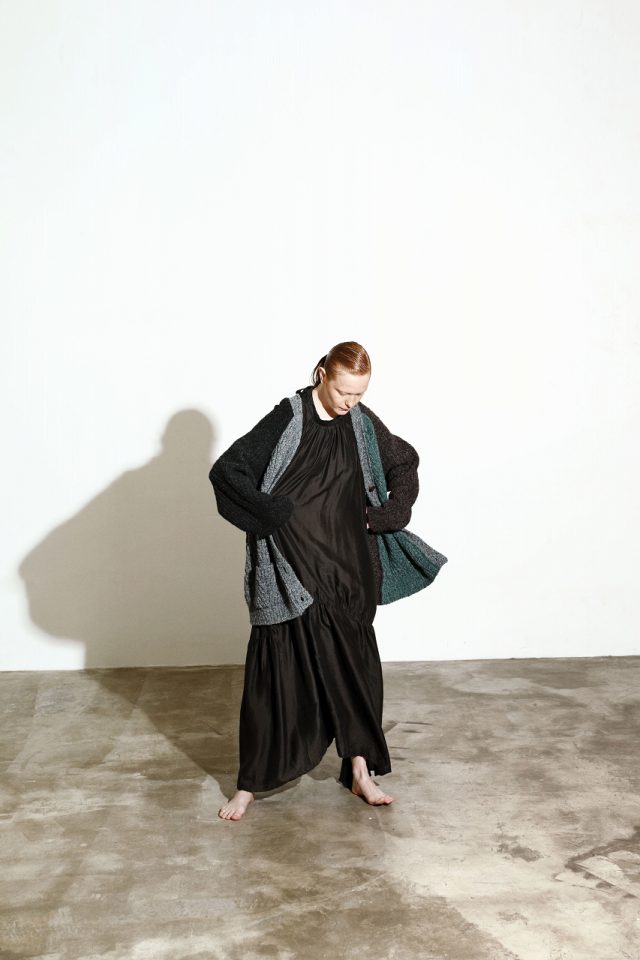 <h6>KNIT 088_MIX<br />
DRESS 084_BLACK</h6>
