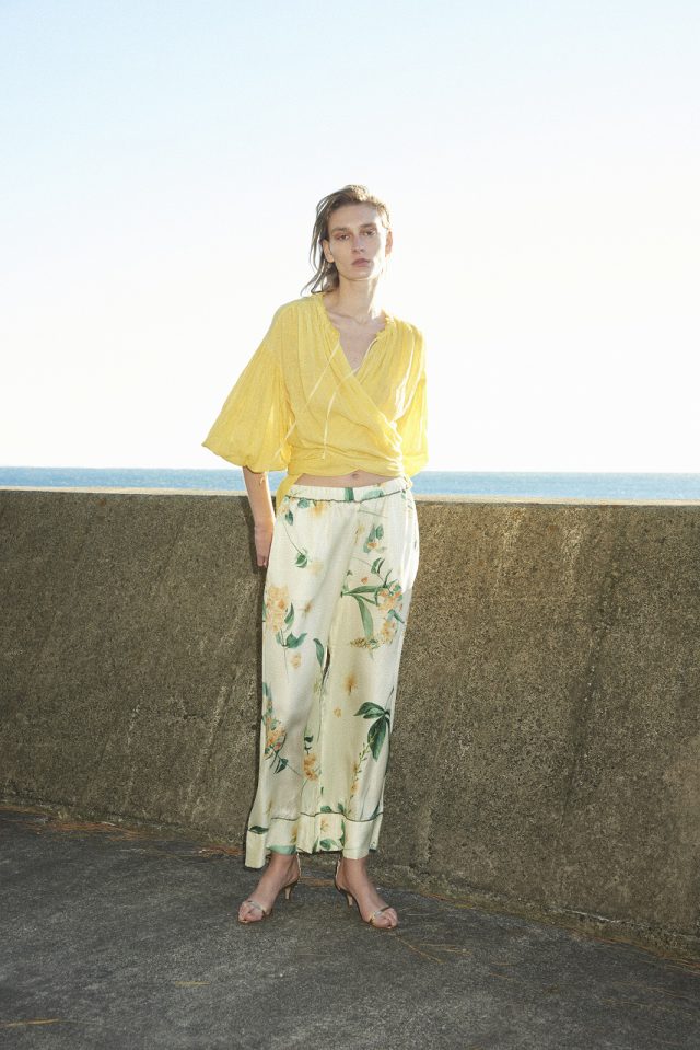 <h6>TOPS 104_Col.Fukugi yellow<br />
PANTS 101_Col.Cream</h6>
