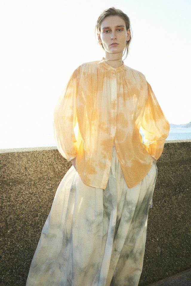 <h6>BLOUSE 077-1_Col.soil orange<br />
SKIRT 055-1_Col.soil pink × pine charcoal-grey</h6>
