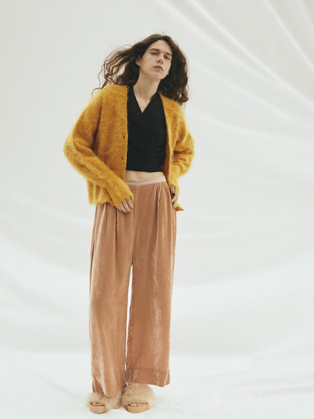<h6>Cashmere shaggy Cardigan_Col.orange_Knit 112<br />
Velvet Pants_Col.orange × pink_Pants 104</h6>
