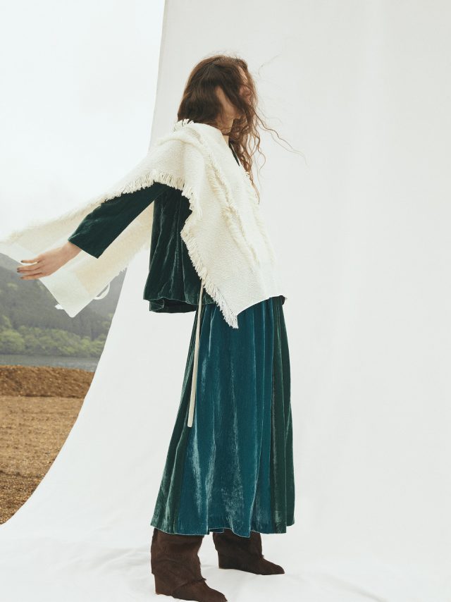 <h6>Cut jacquard Poncho_Col.natural_Knit 120<br />
Velvet Jacket _Col.green_Jacket 015<br />
Velvet Pants_Col.green×blue_Pants 104</h6>
