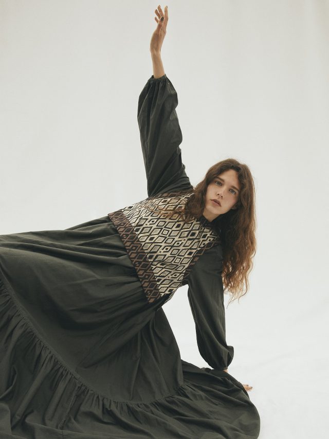 <h6>Cotton silk & lame jacquard Vest_Col.black_Vest 002<br />
Cotton satin Botanical dye Dress_Col.logwood-gray_Dress 093</h6>
