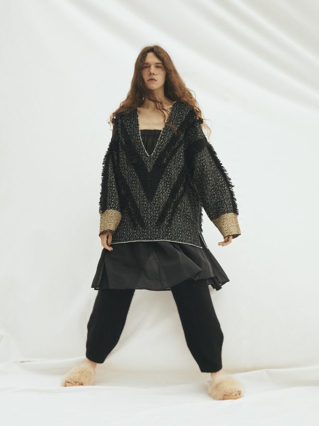 <h6>Cut jacquard Pullover_Col.black_Knit 122<br />
Cotton silk organdie Skirt_Col.black_Skirt 057<br />
Raccoon knit Bustier & Pants_Col.black_Kint 121 & 084</h6>
