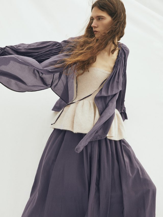 <h6>Cotton silk Botanical dye Set-up_Col.logwood-navy violet_Tops 110 & Skirt 056<br />
Raccoon knit Bustier_Col.beige_Knit 121</h6>
