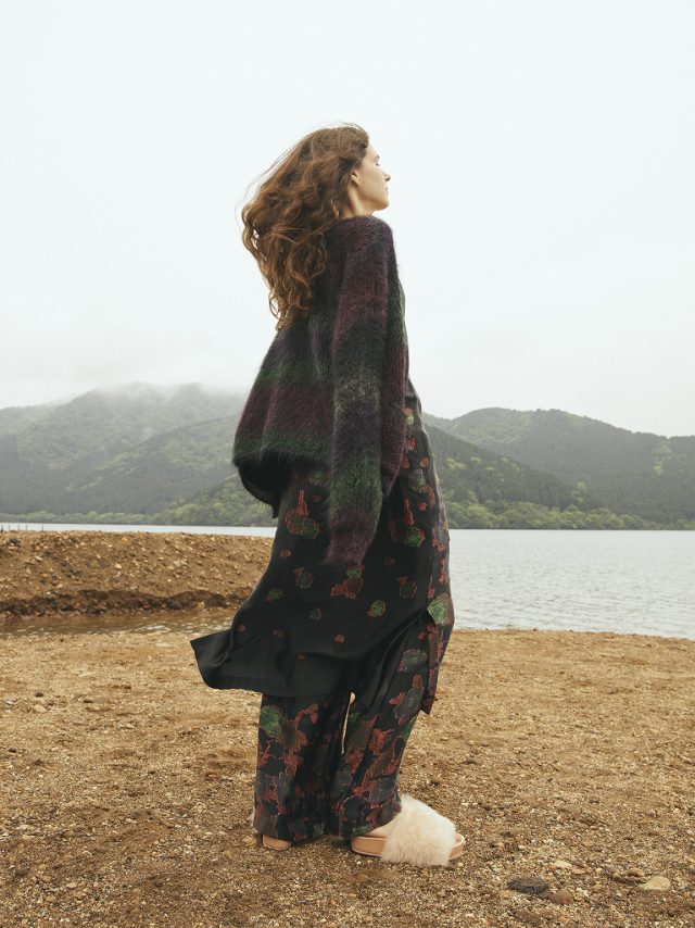<h6>Silk satin ‘KLIMT’ print Set-up_Col.black_Dress 100 & Pants 105<br />
Mohair shaggy Cardigan_Col.multi-black_Knit 082-1</h6>
