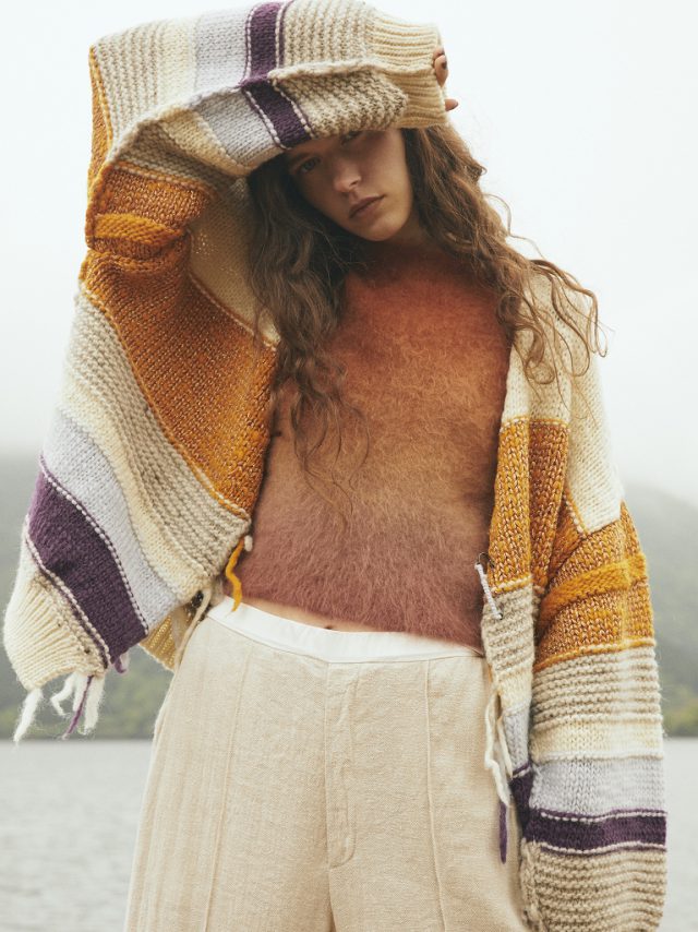<h6>Cashmere shaggy gradation vest_Col.orange_Knit 115<br />
Silk linen herringbone Pants_Col.natural_Pants 103<br />
Raw wool & lame Cardigan_Col.orange_Knit 117</h6>
