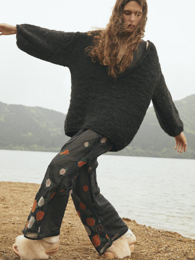 <h6>Cotton silk organdie Embroidery Set-up_Col.black_Vest 003 & Pants 106<br />
Silk knit Inner pants_Col.black_Knit 092<br />
Raw wool Pullover_Col.black_Knit 049</h6>
