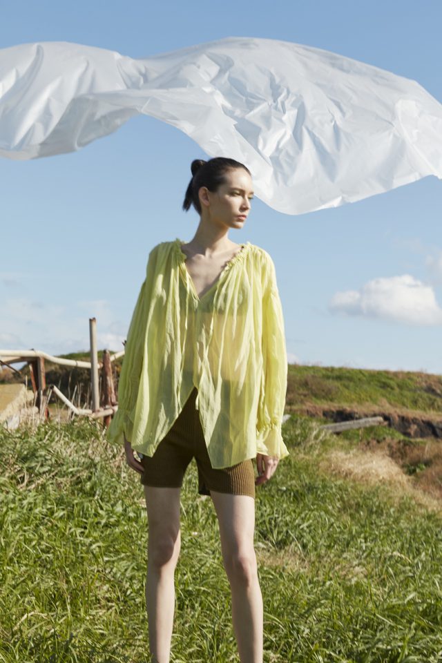 <h6>Silk knit Pants_Col.khaki_KNIT 142<br />
Cotton silk organdie Botanical dye Tops_Col.sasa-lime green_TOPS 114</h6>
