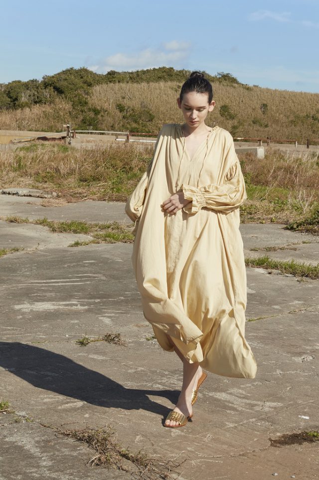 <h6>Cotton satin Botanical dye Dress_Col.rose-sand beige_Dress 106</h6>
