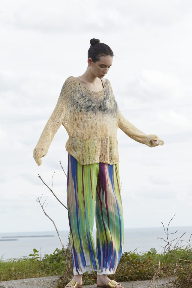 <h6>Cotton linen soil charcoal dye knit Pullover_Col.soil cream charcoal_KNIT 144<br />
Cotton satin Stripe print Pants_Col.green × blue_PANTS 113</h6>
