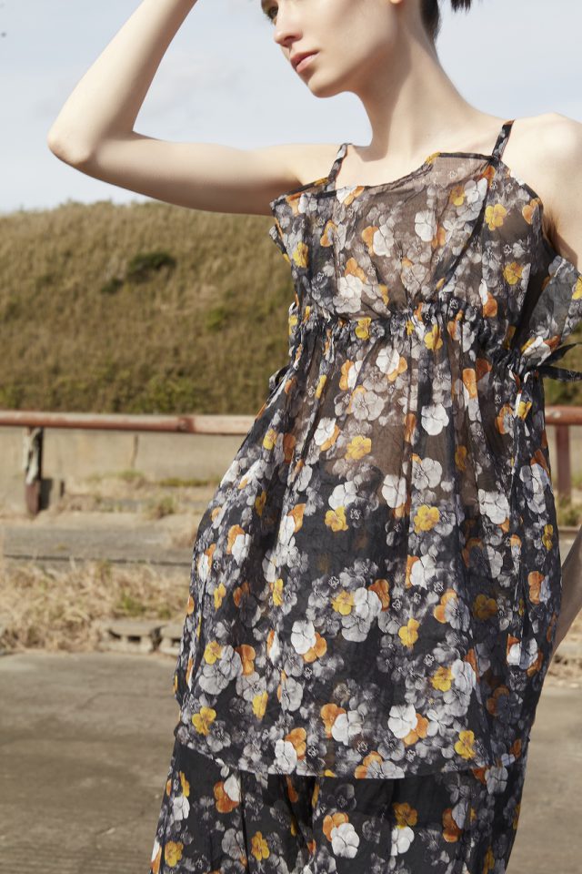 <h6>Cotton organdie Pansy print Set-up_ol.black_Tops 116 & Pants 114</h6>
