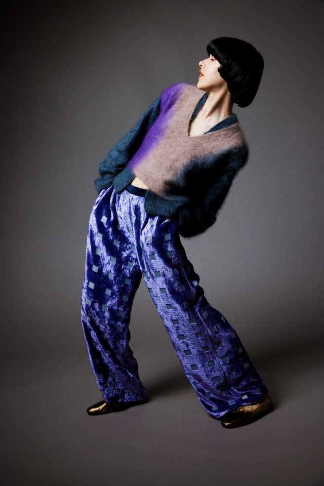 <h6>Cashmere shaggy gradation Vest_Col.purple×grey_KNIT149-1<br />
Cashmere shaggy Cardigan_Col.grey_KNIT148<br />
Velvet opal print “Paris” Pants_Col.purple_PANTS118</h6>
