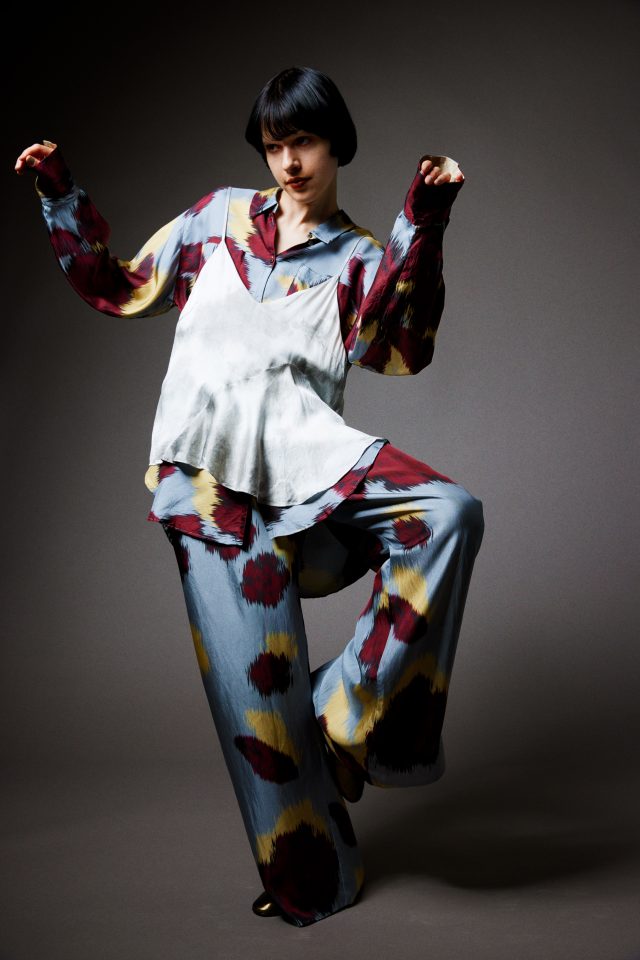 <h6>Silk satin Natural dye Camisole_Col.pine charcoal-grey_TOPS120-1<br />
Silk print “Camellia” Set-up_Col.grey_BLOUSE120 & PANTS117</h6>
