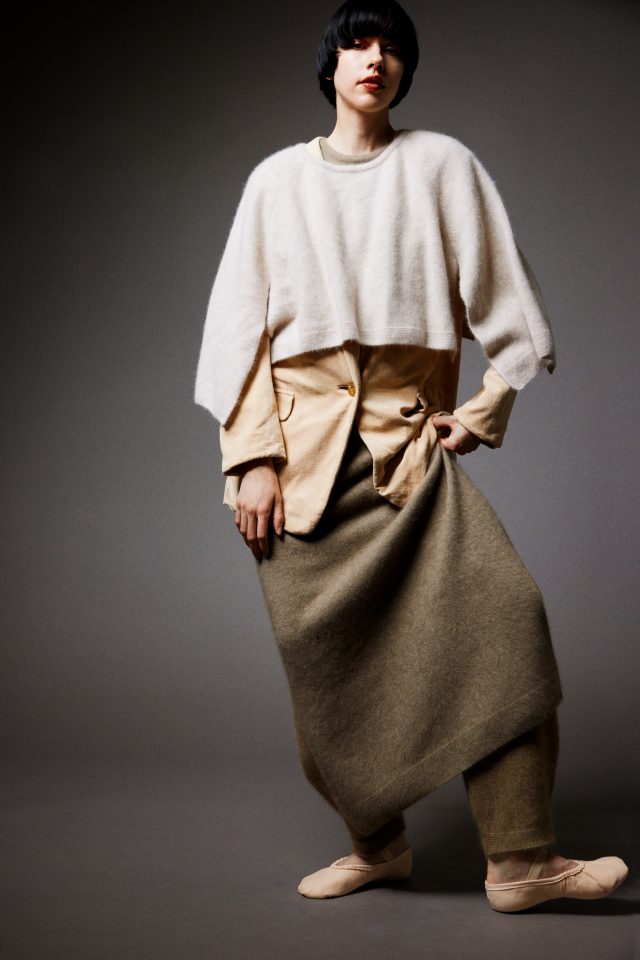 <h6>Raccoon Cape_Col.beige_KNIT156<br />
Organic cotton Velor Natural dye Jacket_Col.soil-cool pink_JACKET016-2<br />
Raccoon Set-up_Col.mocha_KNIT157 & 084</h6>
