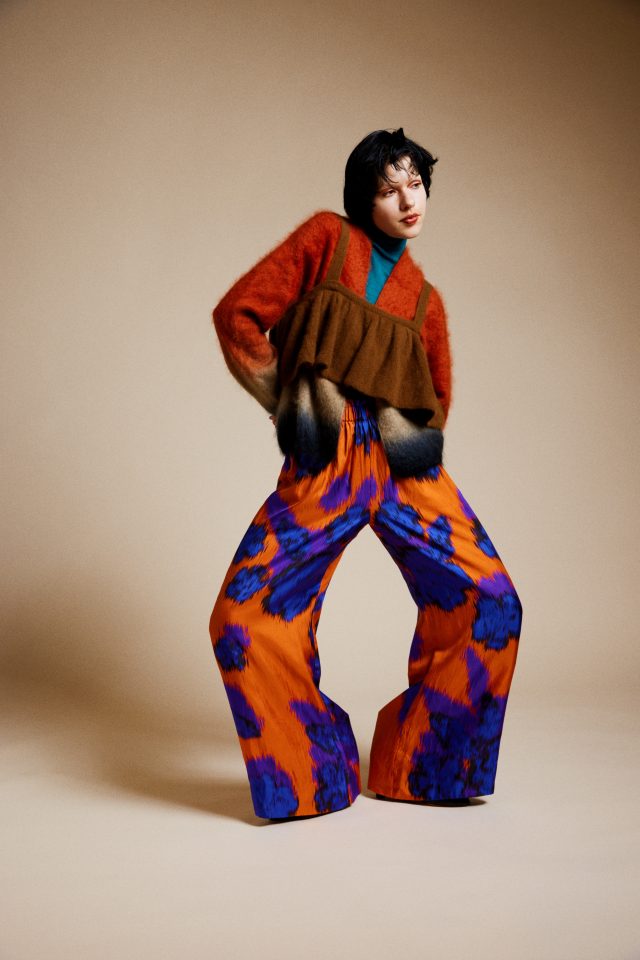 <h6>Raccoon bustier knit_Col.brown_KNIT172<br />
Cashmere shaggy gradation Cardigan_Col.orange×black_KNIT148-1<br />
Skin silk Turtleneck knit_Col.blue_KNIT151<br />
Silk print “Camellia” Pants_Col.orange_PANTS117</h6>
