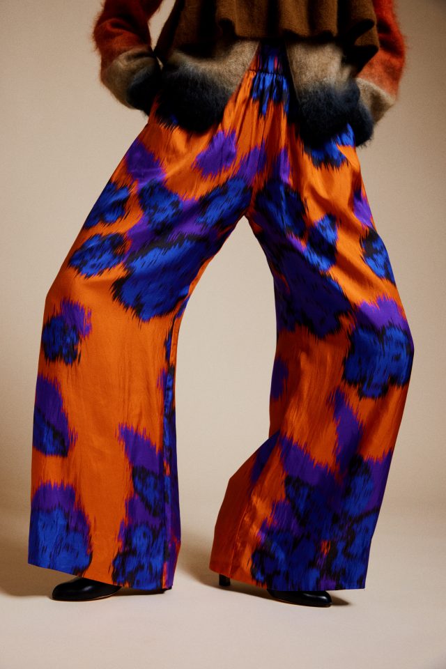 <h6>Raccoon bustier knit_Col.brown_KNIT172<br />
Cashmere shaggy gradation Cardigan_Col.orange×black_KNIT148-1<br />
Silk print “Camellia” Pants_Col.orange_PANTS117</h6>
