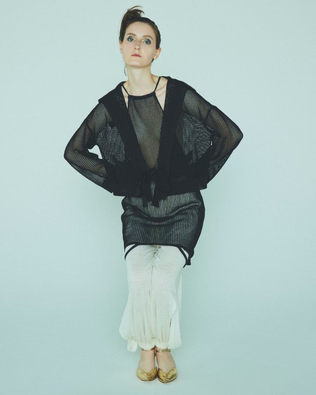 <h6>Japanese paper mesh knit Ensemble_Black_KNIT 183 & 181<br />
Linen gauze Slit pants_Natural_CUT-SAW 002-2</h6>
