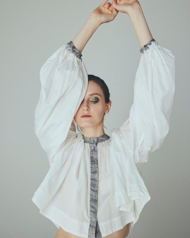 <h6>Cotton satin Blouse with charcoal dye_pine charcoal-grey_BLOUSE 124-1</h6>
